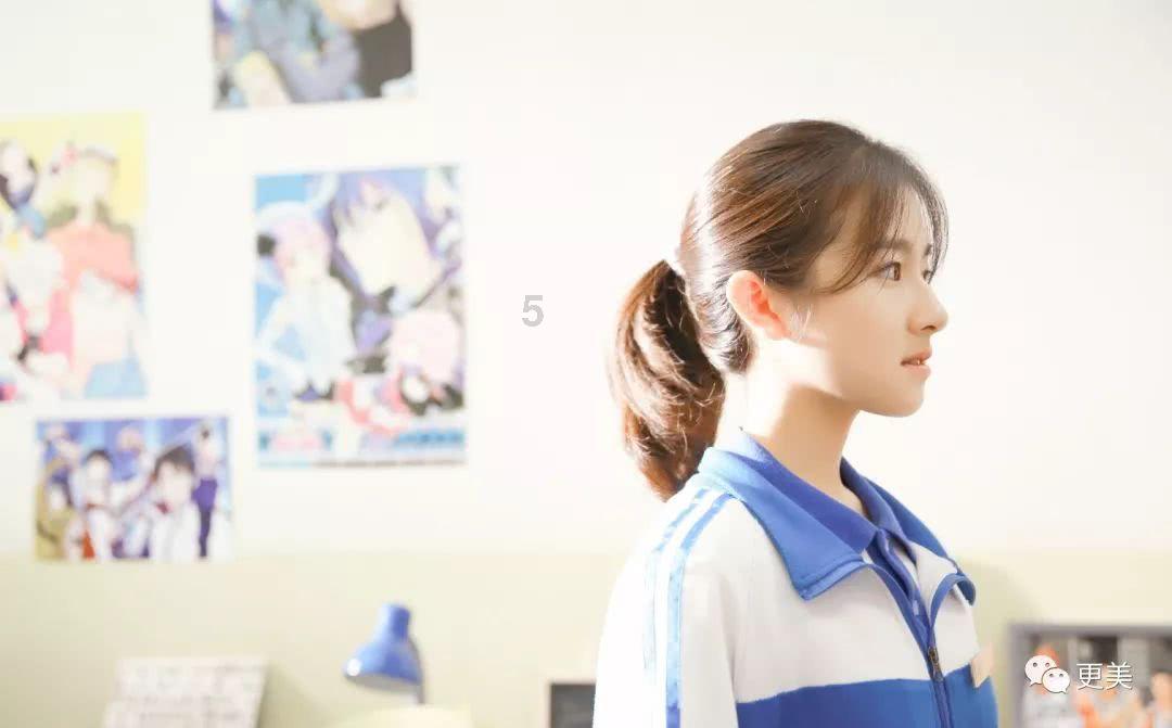 度假的时尚女孩